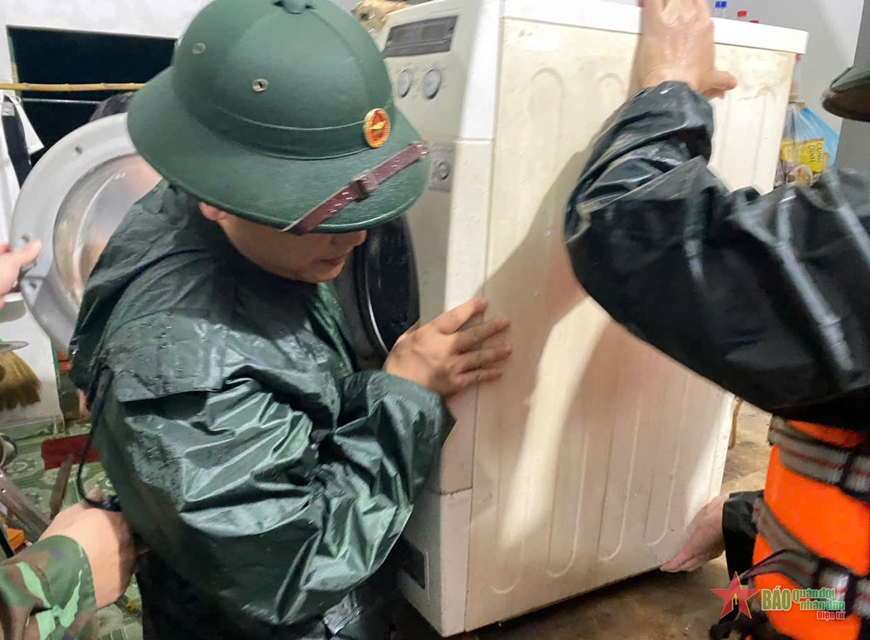 Lực lượng vũ trang Lào Cai tiếp tục khắc phục hậu quả bão số 3