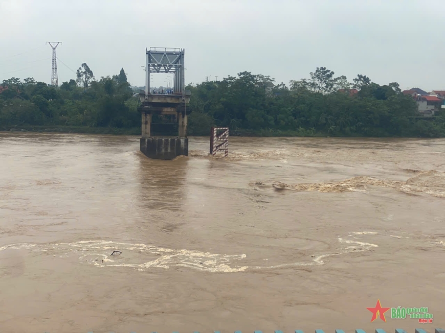 Sập cầu Phong Châu tỉnh Phú Thọ