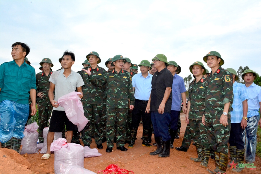 Trung tướng Trương Thiên Tô kiểm tra, chỉ đạo công tác khắc phục hậu quả bão số 3 tại Quân khu 1