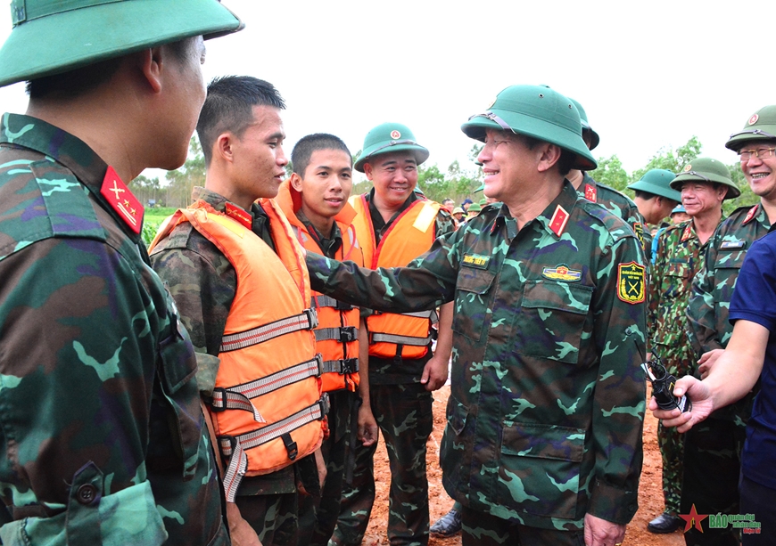 Trung tướng Trương Thiên Tô kiểm tra, chỉ đạo công tác khắc phục hậu quả bão số 3 tại Quân khu 1