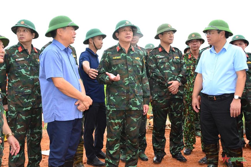 Trung tướng Trương Thiên Tô kiểm tra, chỉ đạo công tác khắc phục hậu quả bão số 3 tại Quân khu 1