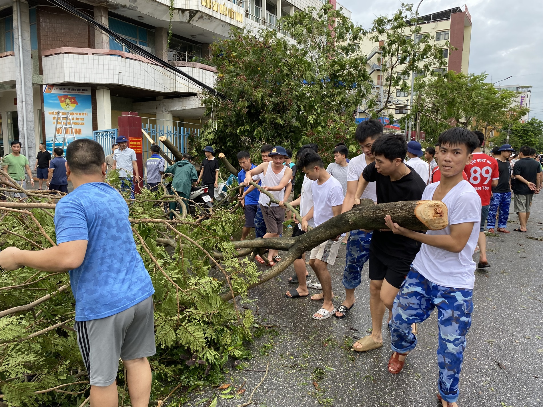 Đoàn Trinh sát số 1 (Bộ tư lệnh Cảnh sát biển) tham gia khắc phục hậu quả sau bão tại TP Hải Phòng