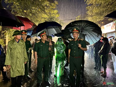 View - 	Thượng tướng Huỳnh Chiến Thắng kiểm tra lũ lụt tại Yên Bái