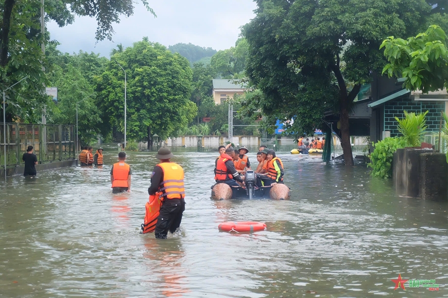 Thượng tướng Huỳnh Chiến Thắng kiểm tra, chỉ đạo, động viên bộ đội khắc phục lũ lụt tại Yên Bái