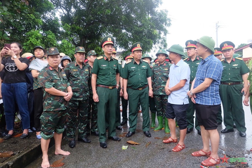 Thượng tướng Huỳnh Chiến Thắng kiểm tra, chỉ đạo, động viên bộ đội khắc phục lũ lụt tại Yên Bái