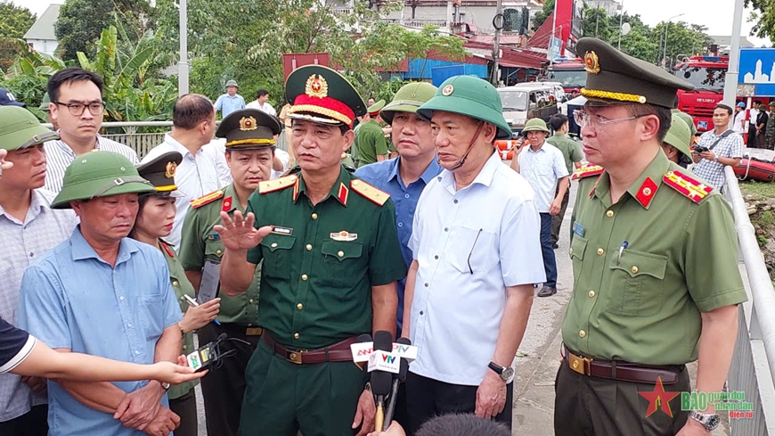 Phó thủ tướng Hồ Đức Phớc trực tiếp kiểm tra và chỉ đạo vụ sập cầu Phong Châu