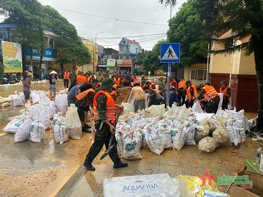 Phú Thọ: Nước lũ tràn đê, sơ tán dân ở thị trấn Hạ Hòa