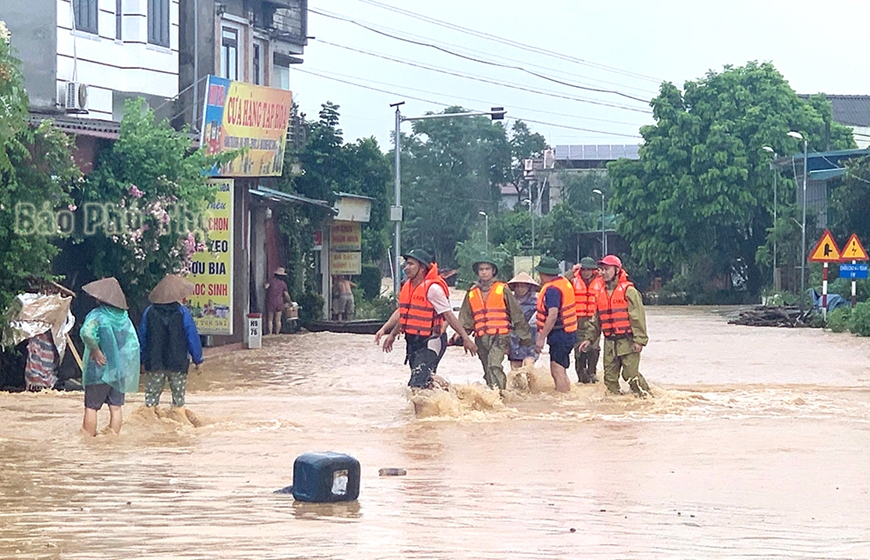 Phú Thọ: Nước lũ tràn đê, sơ tán dân ở thị trấn Hạ Hòa