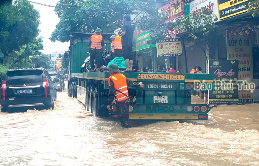 Phú Thọ: Nước lũ tràn đê, sơ tán dân ở thị trấn Hạ Hòa