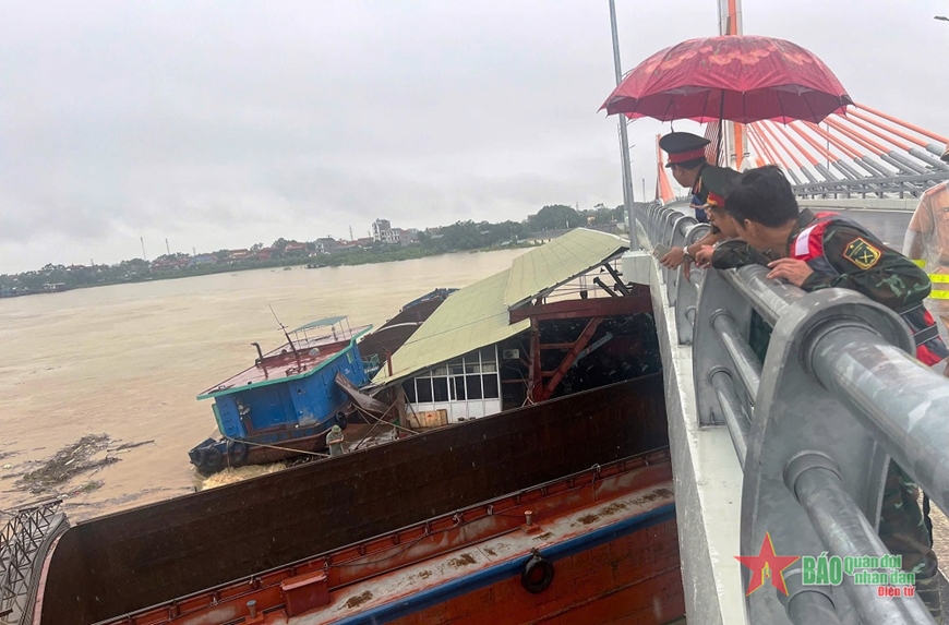 Tạm cấm các phương tiện di chuyển qua cầu Vĩnh Phú