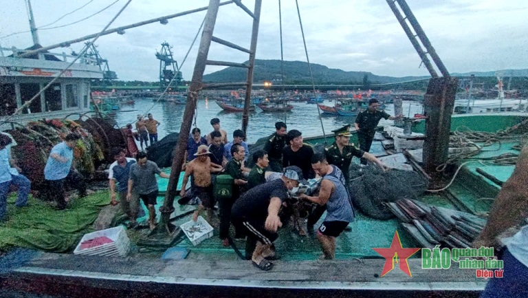 Thanh Hóa: Phối hợp đưa ngư dân bị tai biến đi cấp cứu