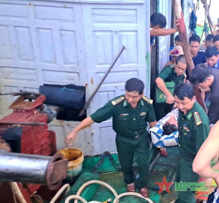 Thanh Hóa: Phối hợp đưa ngư dân bị tai biến đi cấp cứu