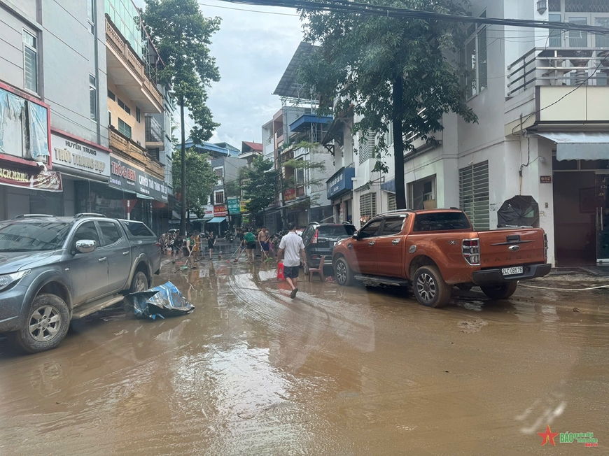 View - 	Người dân Lào Cai bắt tay vào dọn dẹp sau bão số 3