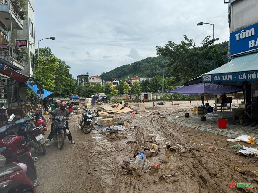 View - 	Người dân Lào Cai bắt tay vào dọn dẹp sau bão số 3