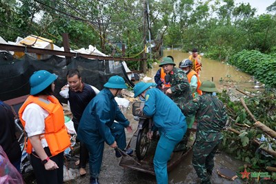 Gallery - 	Tây Hồ hỗ trợ người dân phường Ngọc Thụy ra khỏi bãi giữa sông Hồng