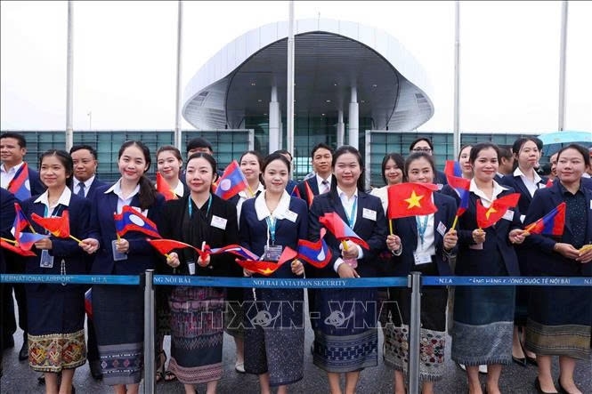 Tổng Bí thư, Chủ tịch nước Lào Thongloun Sisoulith bắt đầu thăm cấp Nhà nước đến Việt Nam