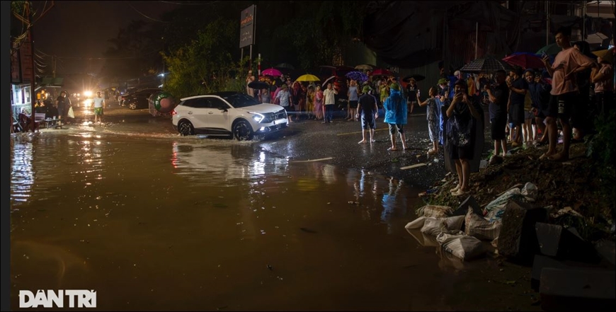 Nước sông Hồng dâng rất nhanh, người Hà Nội 