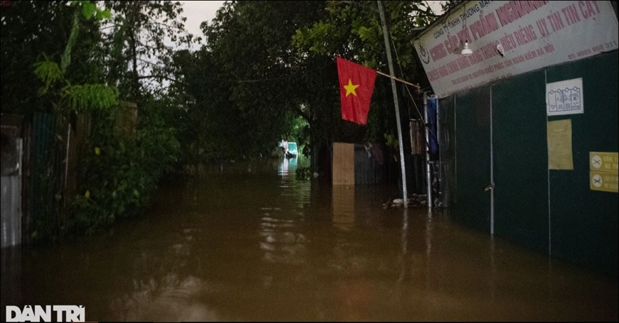 Nước sông Hồng dâng rất nhanh, người Hà Nội 