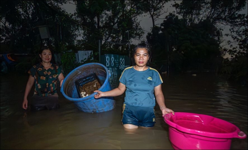 Nước sông Hồng dâng rất nhanh, người Hà Nội 