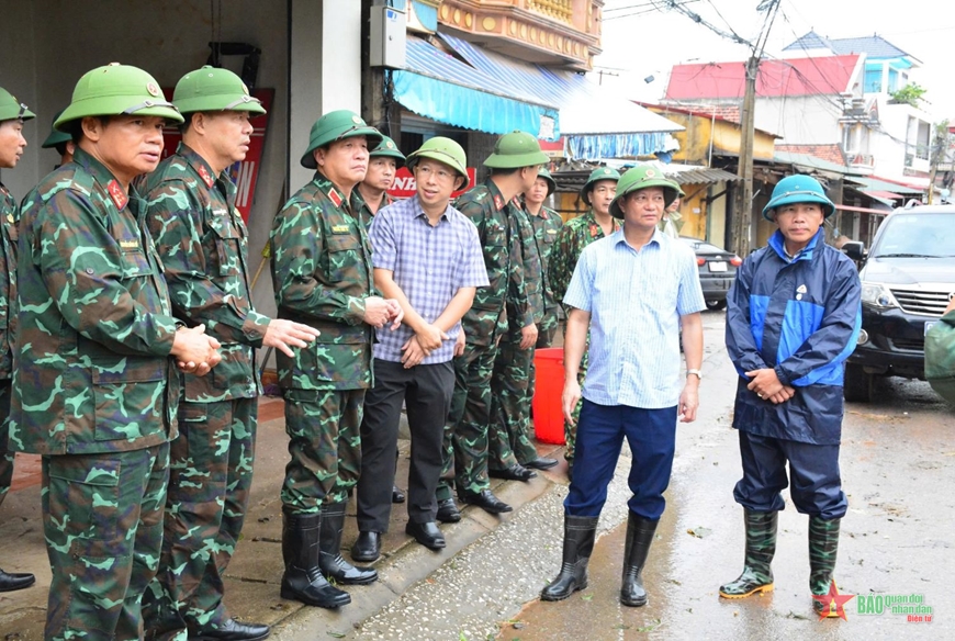 Trung tướng Trương Thiên Tô: Khẩn trương giúp dân ổn định đời sống