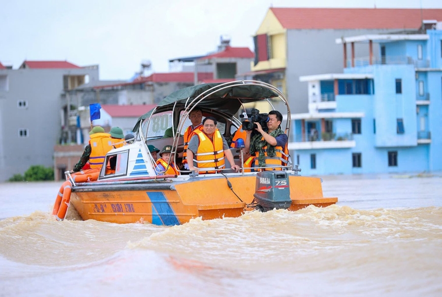 Hình ảnh Thủ tướng Phạm Minh Chính thị sát tình hình lũ lụt tại tỉnh Bắc Giang