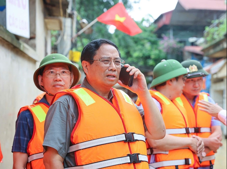 Hình ảnh Thủ tướng Phạm Minh Chính thị sát tình hình lũ lụt tại tỉnh Bắc Giang