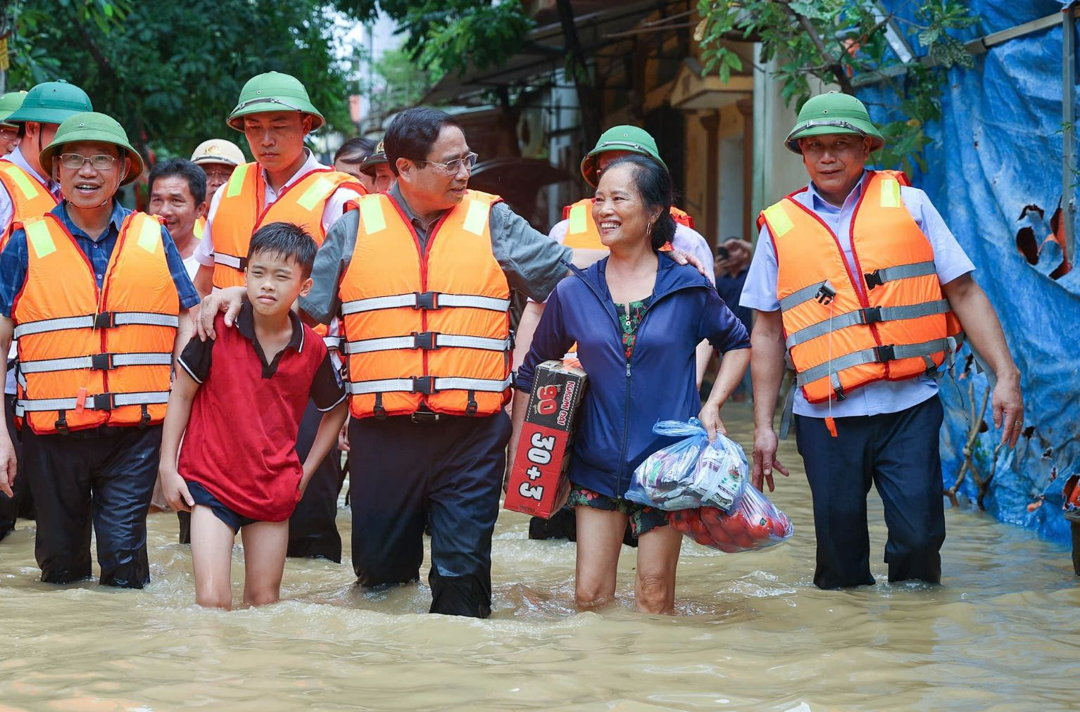 Hình ảnh Thủ tướng Phạm Minh Chính thị sát tình hình lũ lụt tại tỉnh Bắc Giang