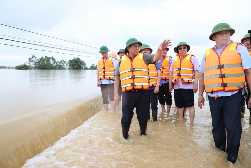 View - 	Thủ tướng Phạm Minh Chính thị sát tình hình lũ lụt tại Bắc Giang