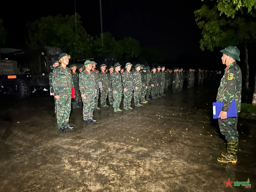 View - 	Sẵn sàng ghép cầu phao tại khu vực cầu Phong Châu