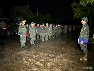 View - 	Sẵn sàng ghép cầu phao tại khu vực cầu Phong Châu