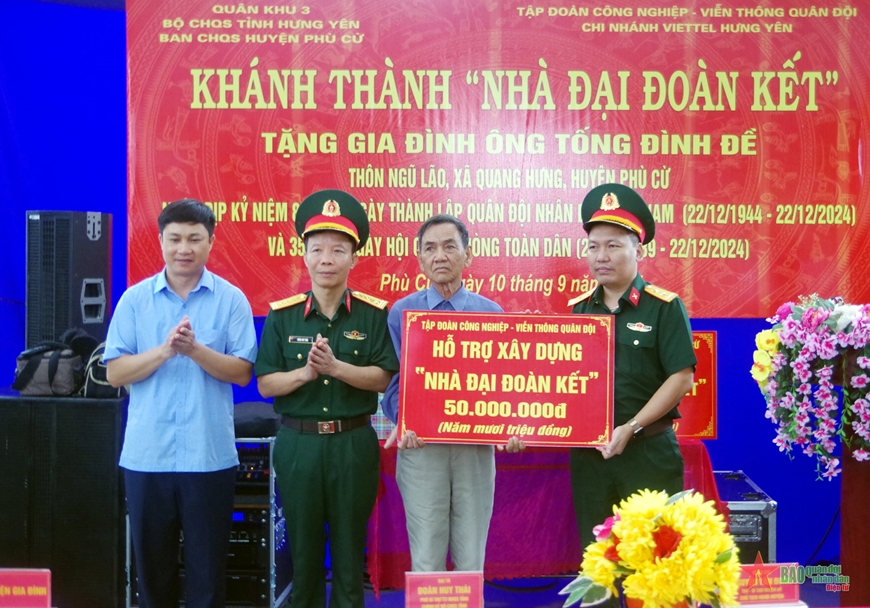 Ban Chỉ huy Quân sự huyện Phù Cừ (Hưng Yên) phối hợp tổ chức bàn giao nhà Đại đoàn kết