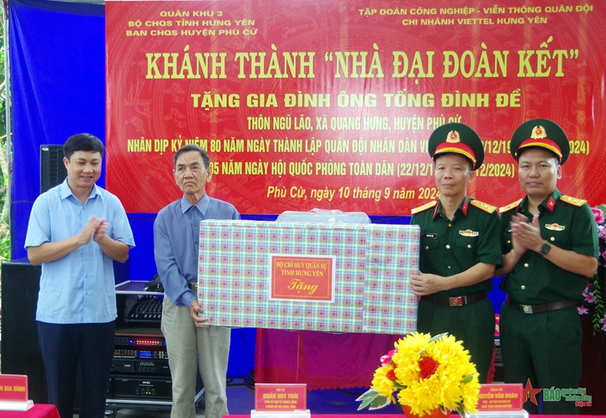 Ban Chỉ huy Quân sự huyện Phù Cừ (Hưng Yên) phối hợp tổ chức bàn giao nhà Đại đoàn kết