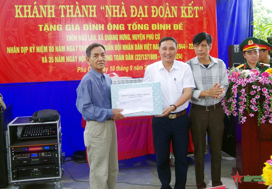 Ban Chỉ huy Quân sự huyện Phù Cừ (Hưng Yên) phối hợp tổ chức bàn giao nhà Đại đoàn kết