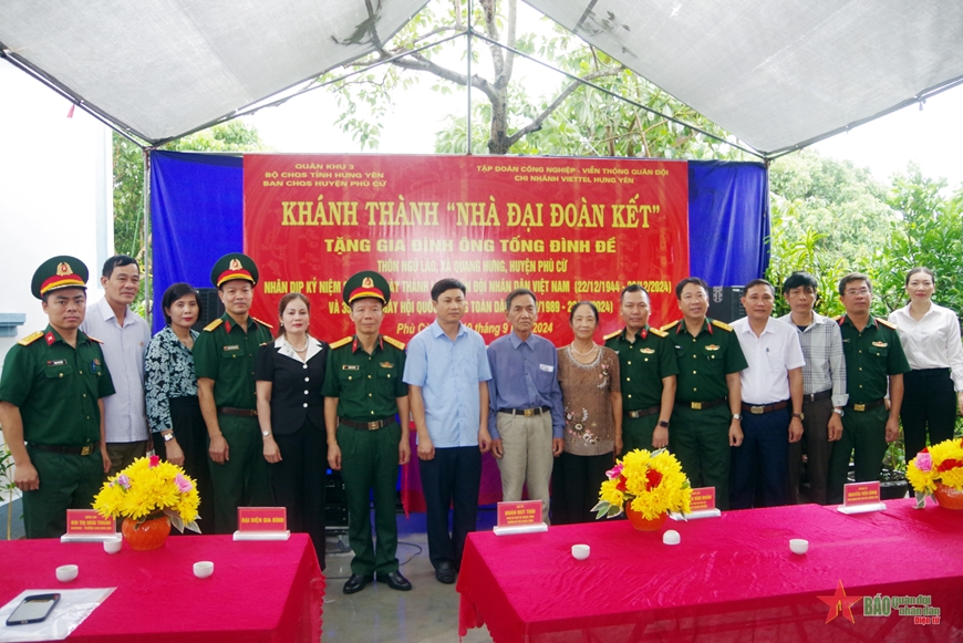 Ban Chỉ huy Quân sự huyện Phù Cừ (Hưng Yên) phối hợp tổ chức bàn giao nhà Đại đoàn kết