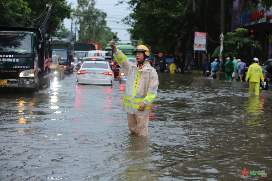 Hà Nội: Mưa lớn ngập úng cục bộ nhiều tuyến đường, giao thông ùn tắc