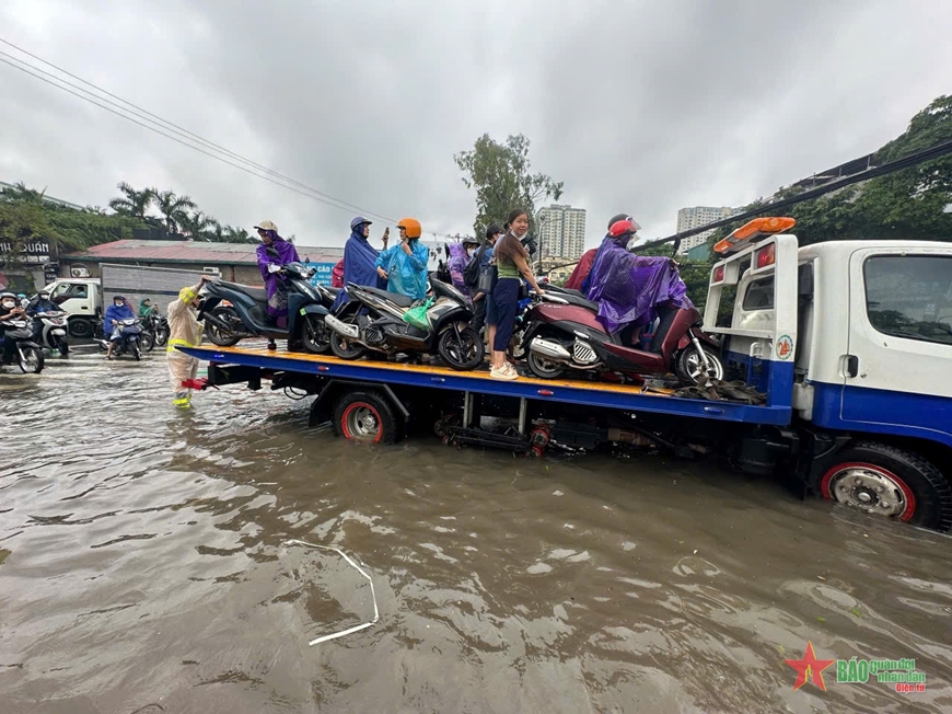 Hà Nội: Mưa lớn ngập úng cục bộ nhiều tuyến đường, giao thông ùn tắc