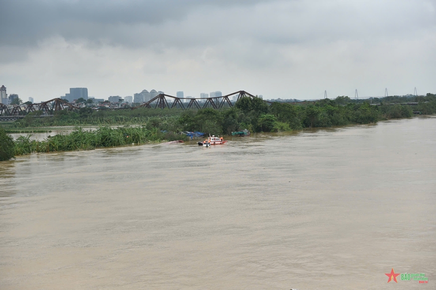 Tàu cát đắm trên sông Hồng do va phải đá ngầm, 3 thuyền viên an toàn