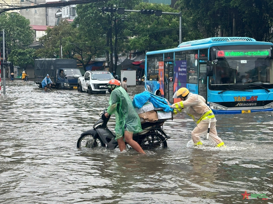 Hà Nội: Mưa lớn ngập úng cục bộ nhiều tuyến đường, giao thông ùn tắc