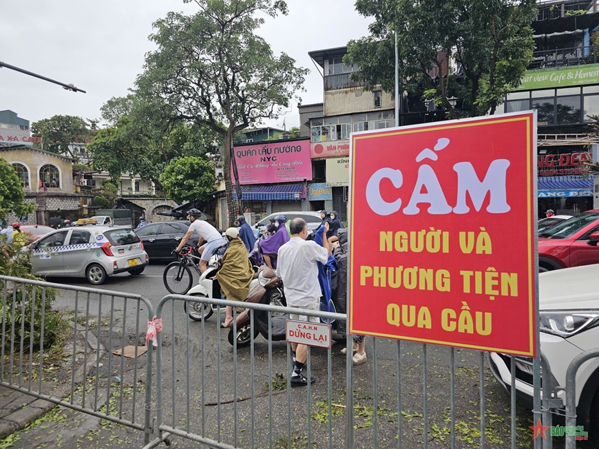 Từ 15 giờ ngày 10-9, cầu Long Biên đã hoàn toàn dừng hoạt động