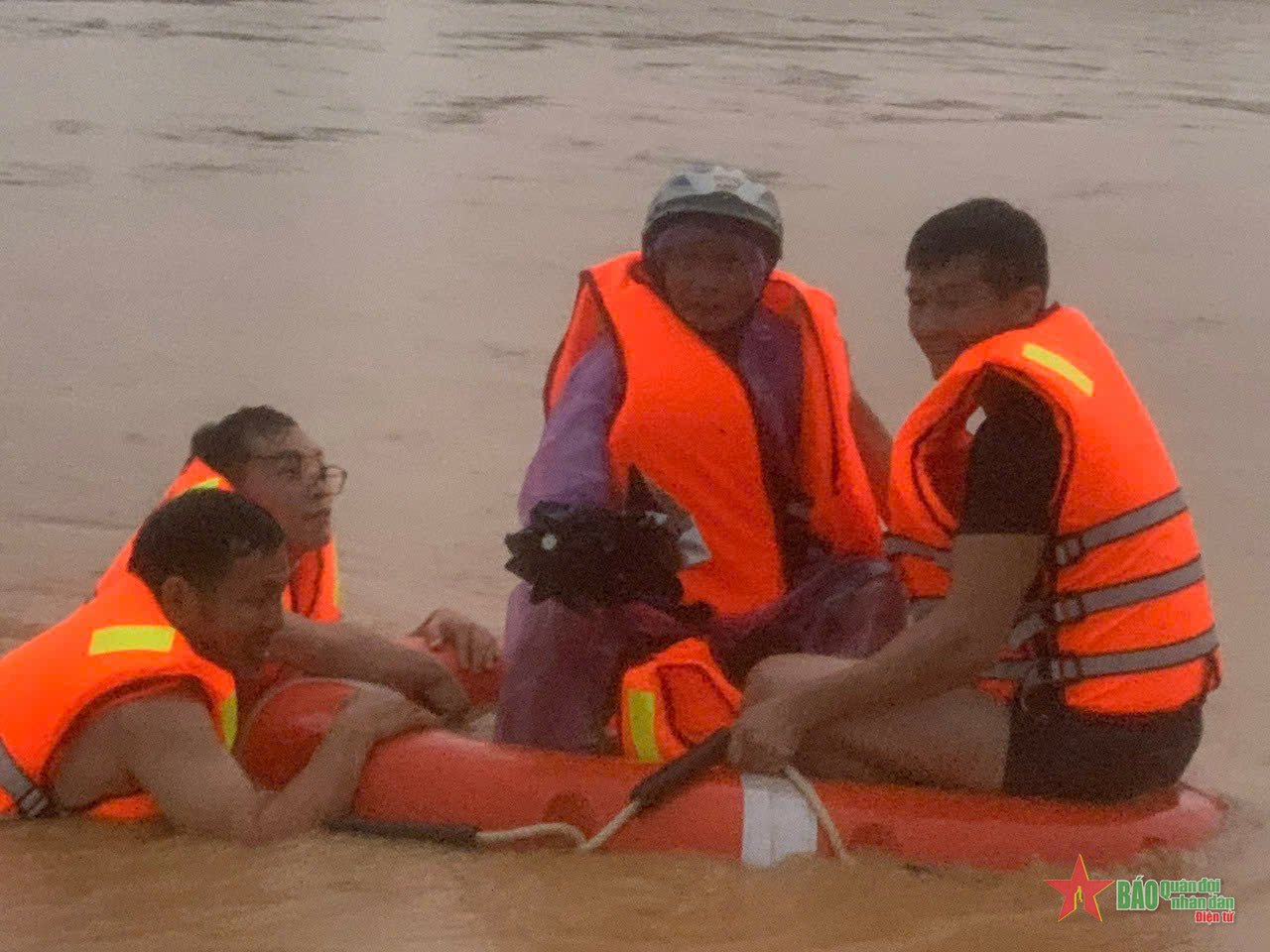 Cán bộ, chiến sĩ Ban Chỉ huy Quân sự huyện Đầm Hà đưa người dân ra khỏi vùng lũ