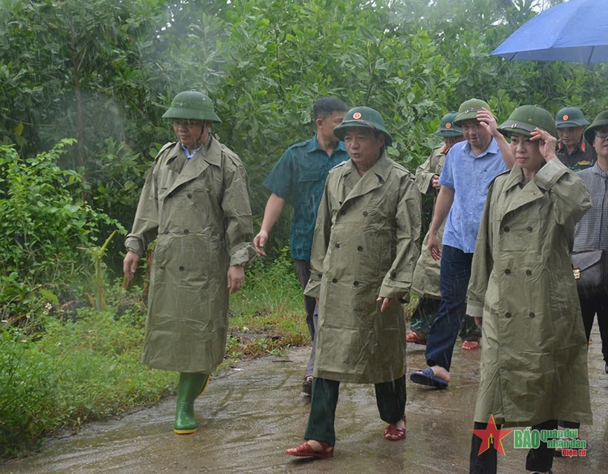 Thượng tướng Trịnh Văn Quyết kiểm tra công tác phòng, chống, khắc phục hậu quả bão, lũ tại Tuyên Quang