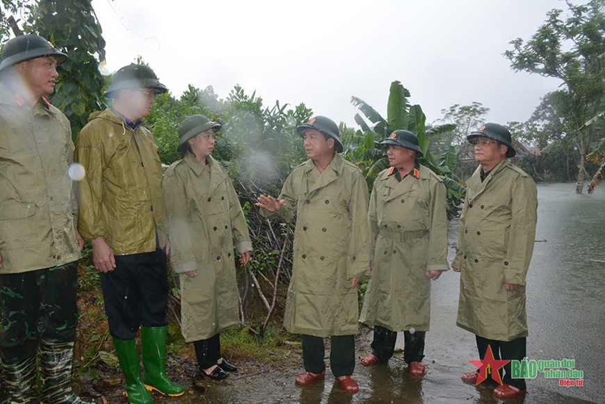 Thượng tướng Trịnh Văn Quyết kiểm tra công tác phòng, chống, khắc phục hậu quả bão, lũ tại Tuyên Quang