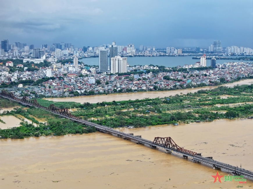 Lũ trên sông Hồng ở Hà Nội vượt báo động 2, cảnh báo độ rủi ro thiên tai cấp 2