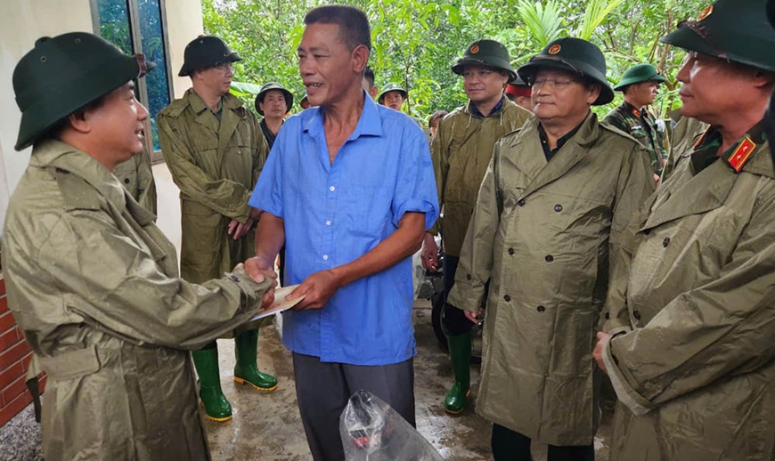 Thượng tướng Trịnh Văn Quyết kiểm tra công tác phòng, chống, khắc phục hậu quả bão, lũ tại Tuyên Quang