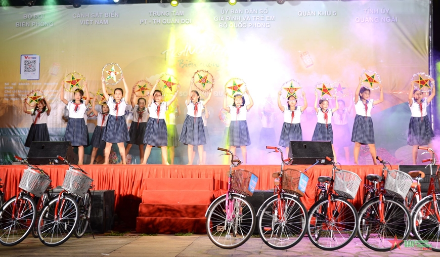 Rộn ràng Đêm hội “Trăng thu biên cương 2024” trên đảo Lý Sơn