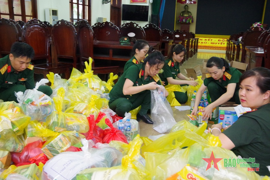 Cán bộ, chiến sĩ LLVT Quân khu 2 hướng về nhân dân vùng lũ