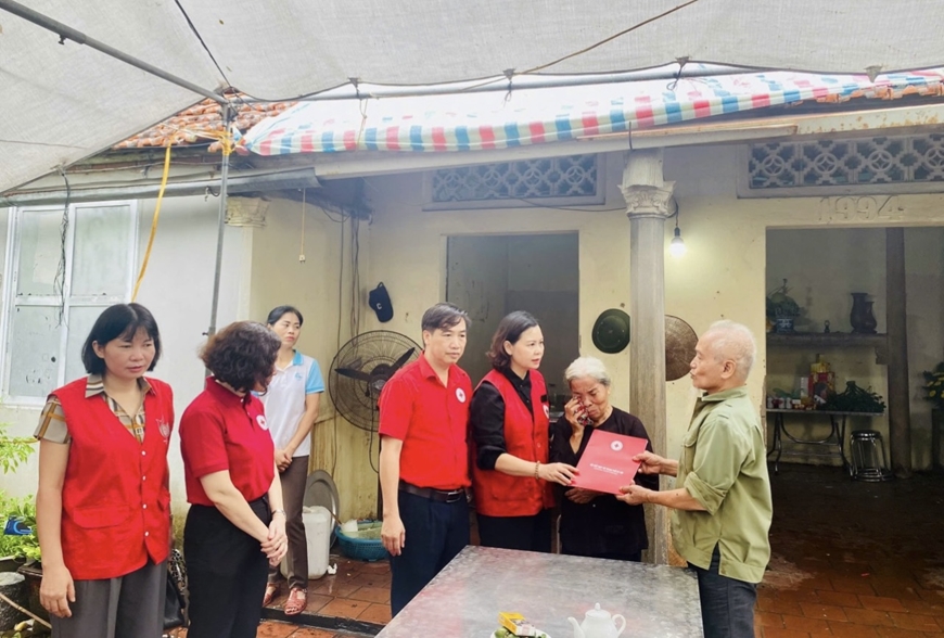 Hội Chữ thập đỏ thành phố Hà Nội hỗ trợ 4 gia đình có người thiệt mạng do bão số 3