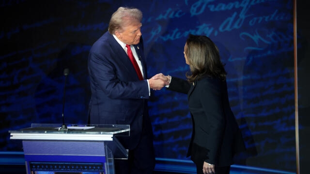 Bầu cử Mỹ 2024: Hành động bất ngờ trên truyền hình giữa bà Kamala Harris và ông Donald Trump