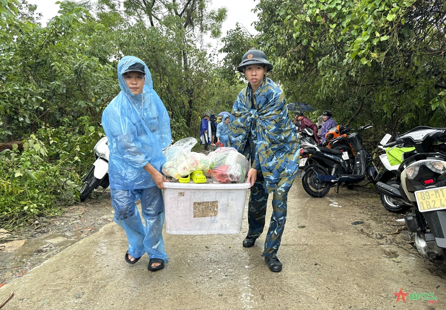 Hà Nội: Lực lượng vũ trang dầm mình trong mưa giúp dân