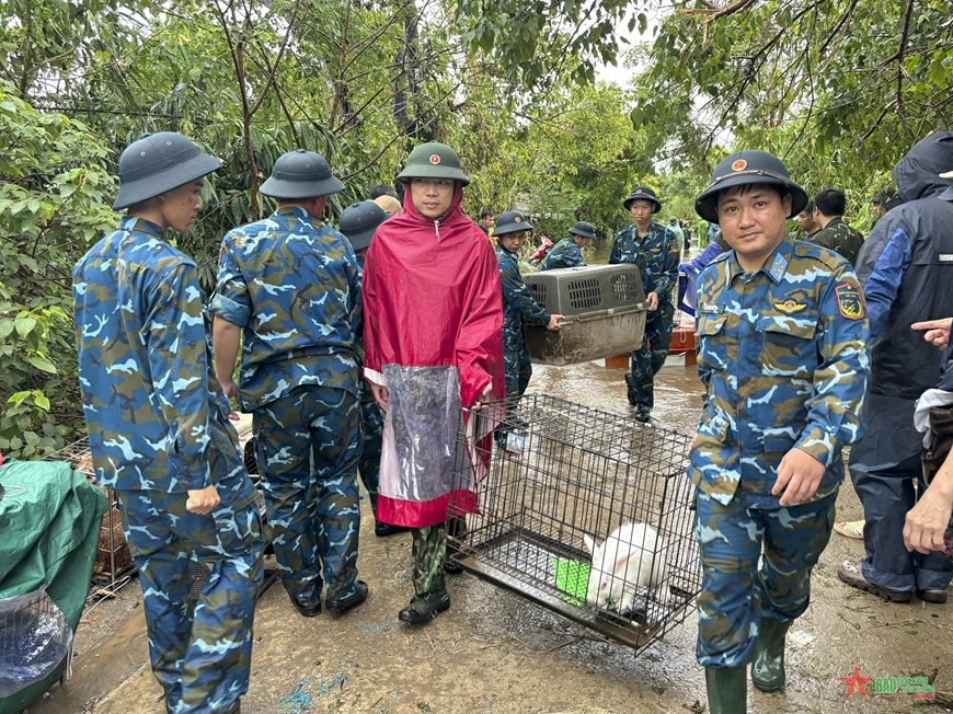 Hà Nội: Lực lượng vũ trang dầm mình trong mưa giúp dân